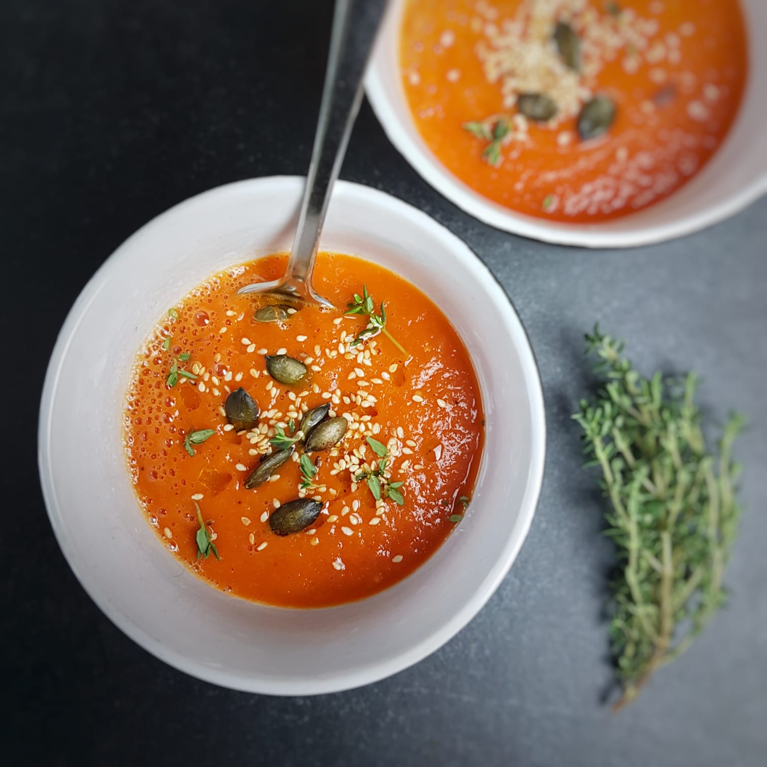 Roasted &amp; smoky tomaten-paprika soep met tijm en pompoen- en ...
